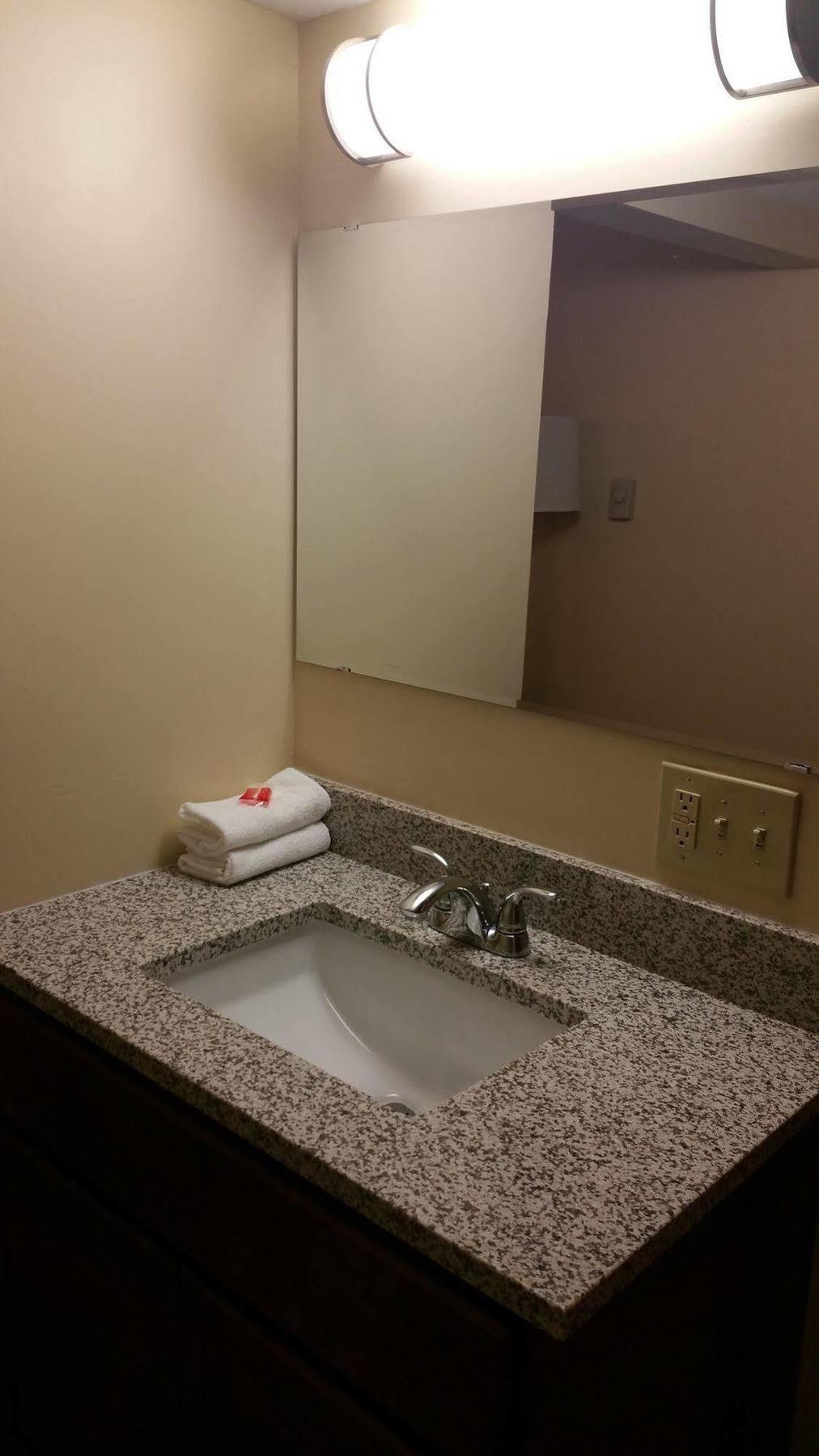 Dartmouth Motor Inn Bagian luar foto