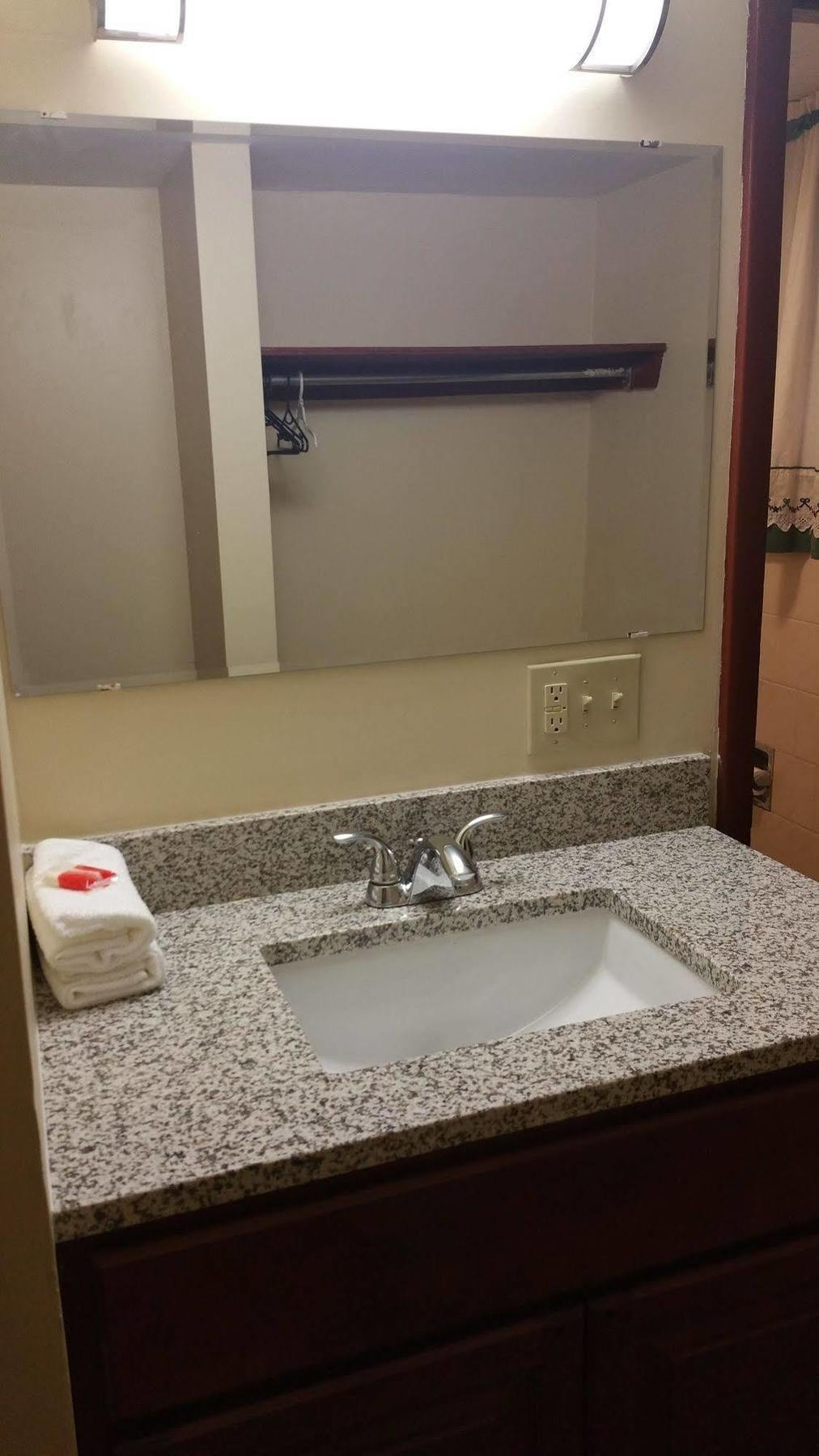 Dartmouth Motor Inn Bagian luar foto